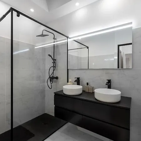 Luxury Apartment *
